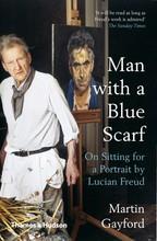 MAN WITH A BLUE SCARF ON SITTING FOR A PORTRAIT BY LUCIAN FREUD (B-FORMAT) /ANGLAIS