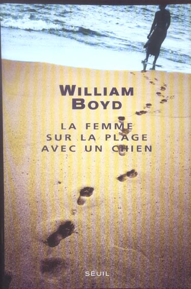 LA FEMME SUR LA PLAGE AVEC UN CHIEN