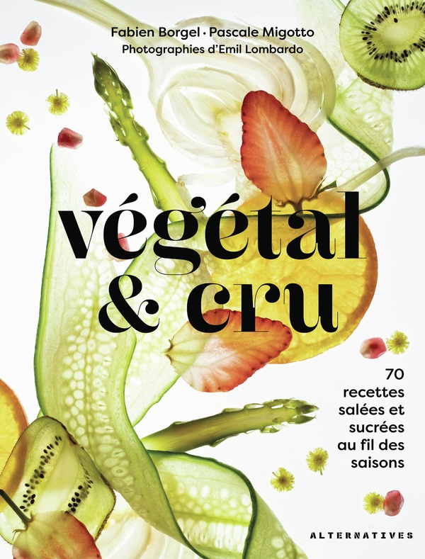 VEGETAL & CRU - 70 RECETTES SALEES ET SUCREES AU FIL DES SAISONS
