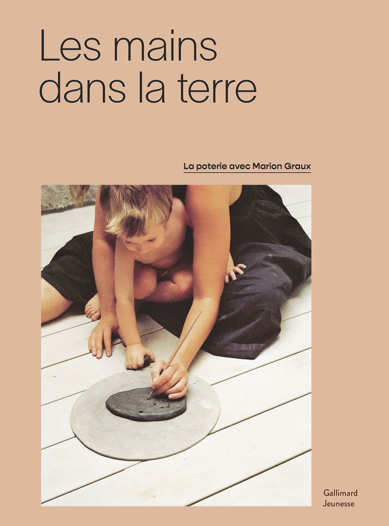 LES MAINS DANS LA TERRE - LA POTERIE CHEZ MARION GRAUX