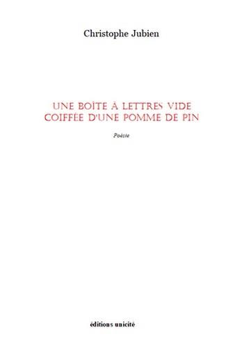 UNE BOITE A LETTRES VIDE COIFFEE D'UNE POMME DE PIN