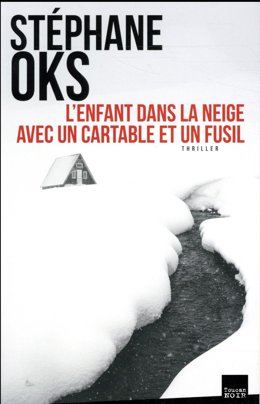 L'ENFANT DANS LA NEIGE AVEC UN CARTABLE ET UN FUSIL