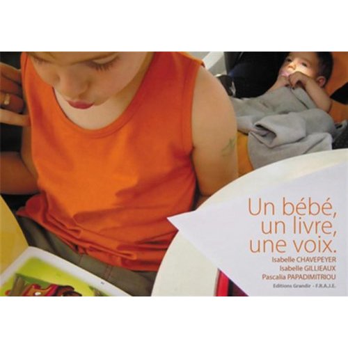 UN BEBE, UN LIVRE, UNE VOIX