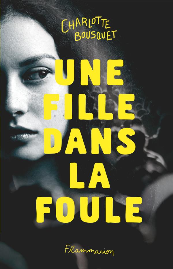 UNE FILLE DANS LA FOULE