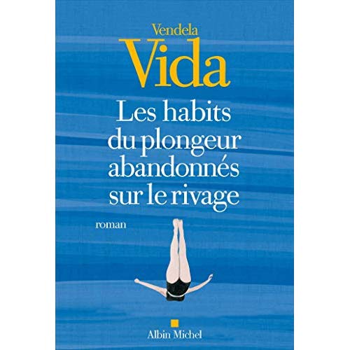 LES HABITS DU PLONGEUR ABANDONNES SUR LE RIVAGE