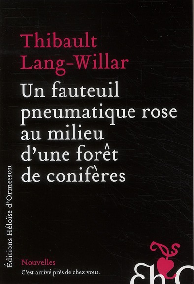 UN FAUTEUIL PNEUMATIQUE ROSE AU MILIEU D'UNE FORET DE CONIFERES