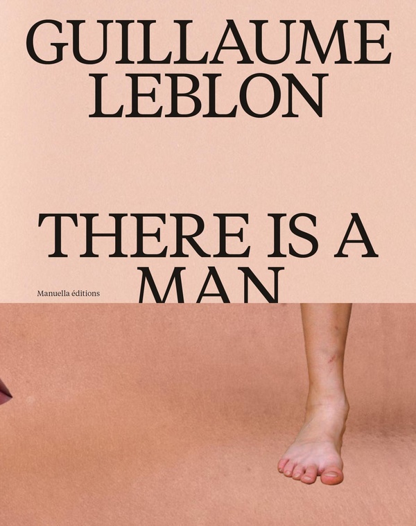 THERE IS A MAN - EDITION BILINGUE - ILLUSTRATIONS, COULEUR