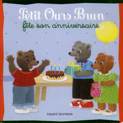 PETIT OURS BRUN FETE SON ANNIVERSAIRE