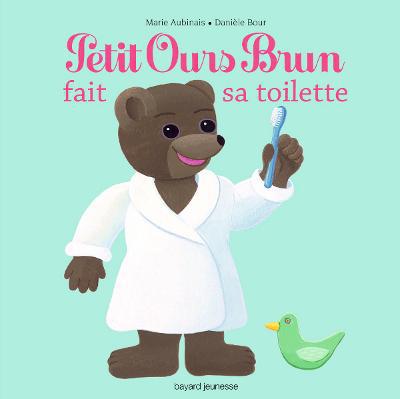 PETIT OURS BRUN FAIT SA TOILETTE