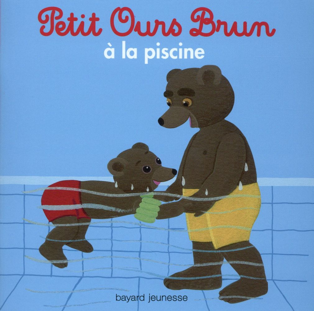 PETIT OURS BRUN A LA PISCINE