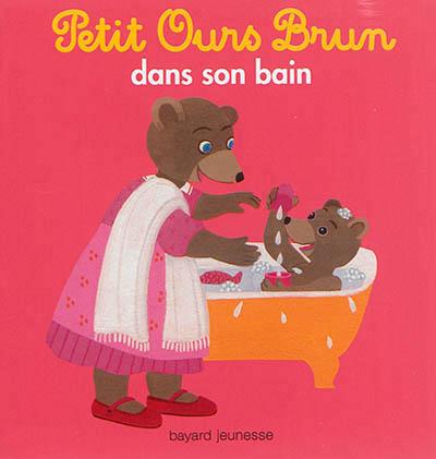 PETIT OURS BRUN DANS SON  BAIN