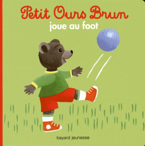 PETIT OURS BRUN JOUE AU FOOT