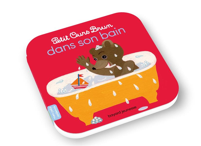 PETIT OURS BRUN DANS SON BAIN