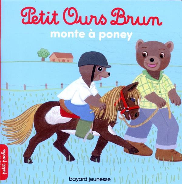 PETIT OURS BRUN MONTE A PONEY