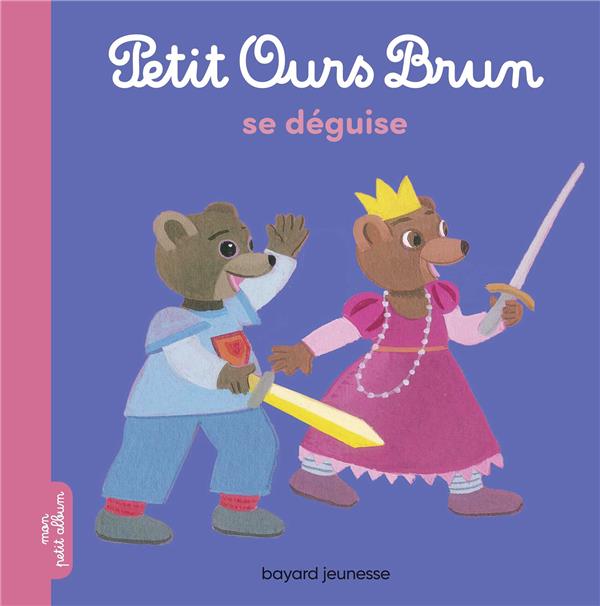 PETIT OURS BRUN SE DEGUISE