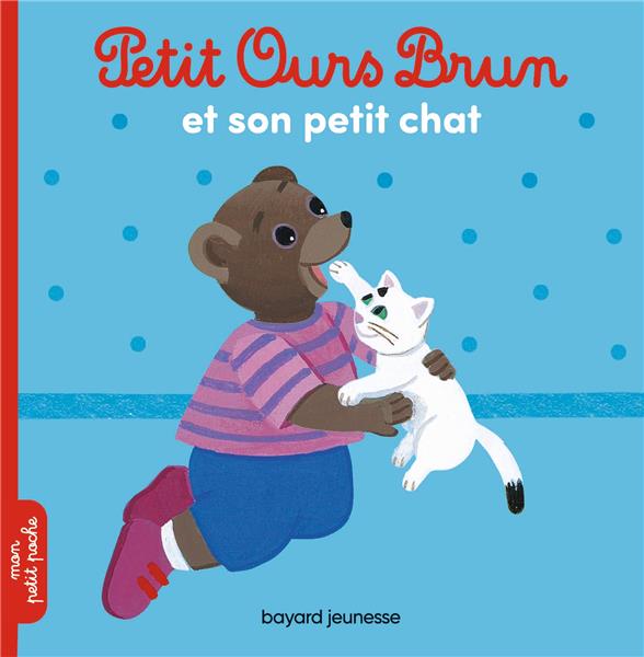 PETIT OURS BRUN S'AMUSE AVEC SON CHAT