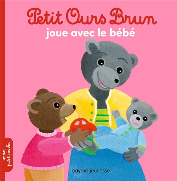 PETIT OURS BRUN JOUE AVEC LE BEBE