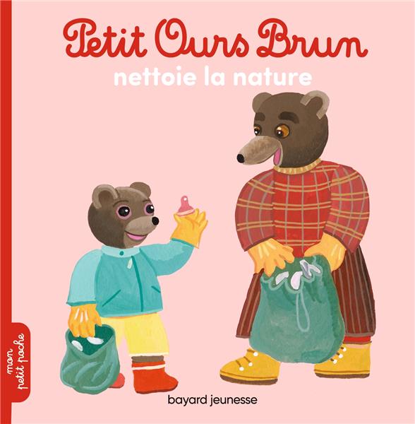 PETIT OURS BRUN NETTOIE LA NATURE