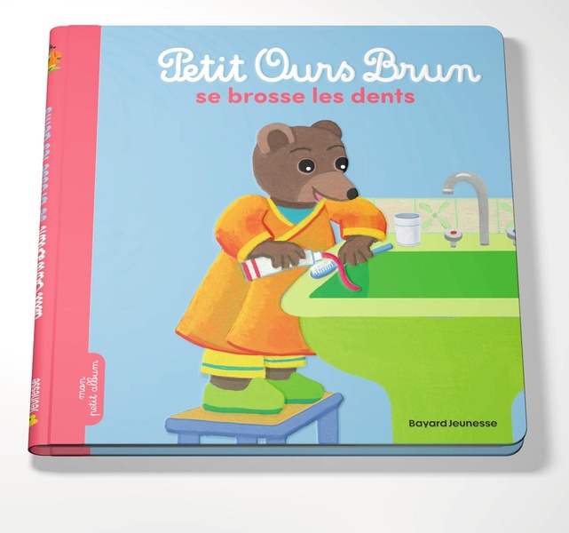 PETIT OURS BRUN SE BROSSE LES DENTS