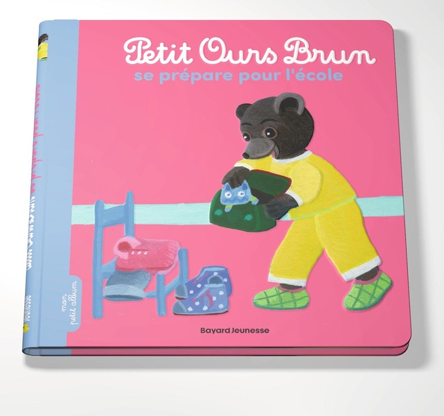 PETIT OURS BRUN SE PREPARE POUR L'ECOLE