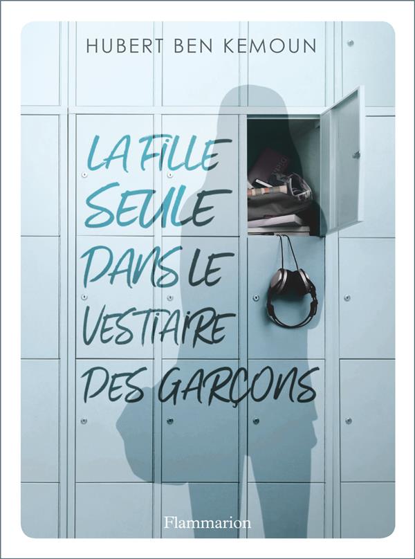 La fille seule dans le vestiaire des garcons