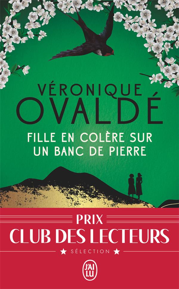Fille en colere sur un banc de pierre